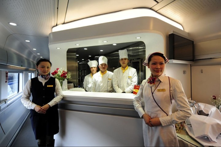 
D318番列車（成都-北京）の食堂車内にいる列車係員たち