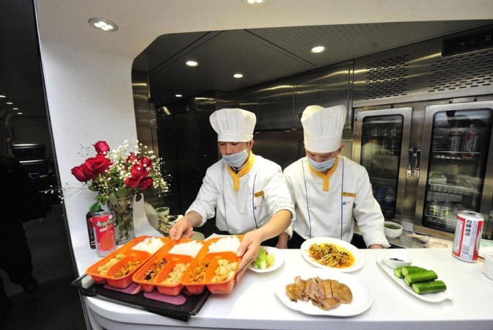 
動車食堂車では様々な食べ物を提供します
