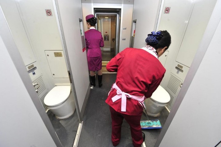 
乗務員たちがトイレの掃除をしています